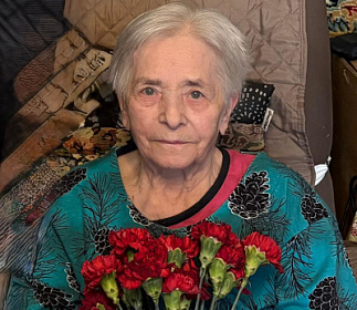 Совет ветеранов и Дума Северска поздравили с Днём Героев Отечества Марию Кривову